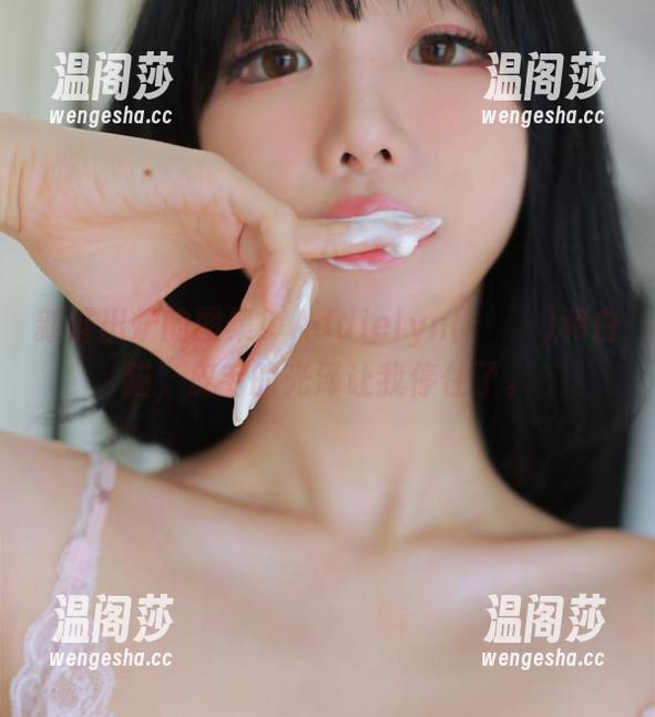 新鲜出炉的图集！Addielyn(에디린)和白猫，皮毛的光泽让我停住了。