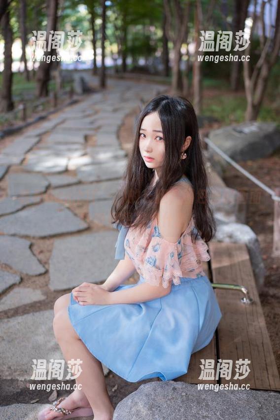 看着Bambi(밤비)的长腿，图包里的画面让我都想写点什么。
