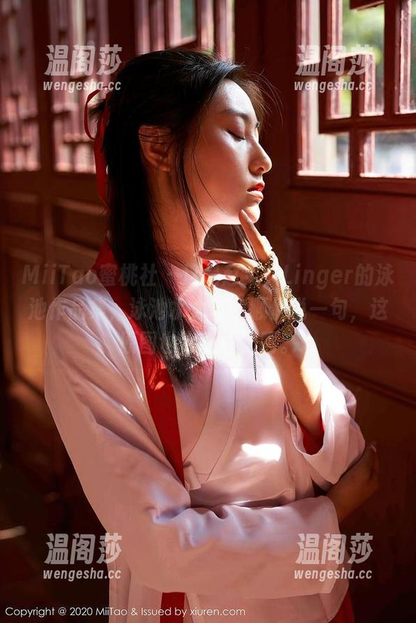 MiiTao蜜桃社-赵灵儿Linger MiiTao蜜桃社 - 这是赵灵儿Linger的泳池作品集,泳池水太蓝,顺便说一句,这原图也太有趣了吧。