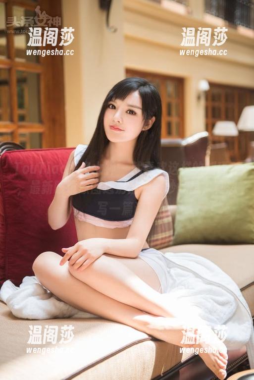 TouTiao头条女神 - 就喜欢这样的刘瑾希，最新眼镜原图透射出的微妙气息，真想写一篇诗！