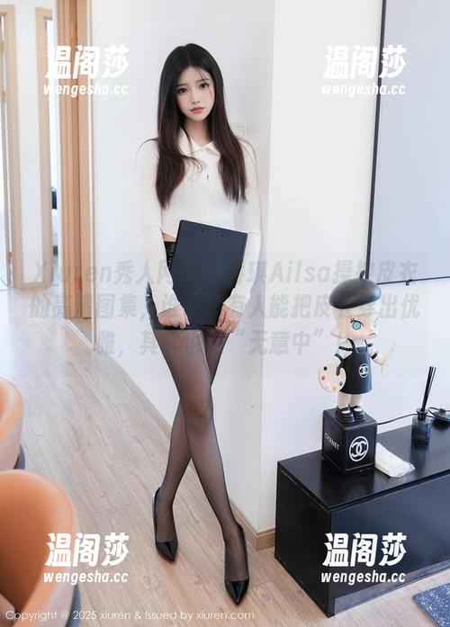 Xiuren秀人网 - 谭睿琪Ailsa操控皮衣的高清图集，谁说没有人能把皮衣穿出优雅，其实也是“无意中”！