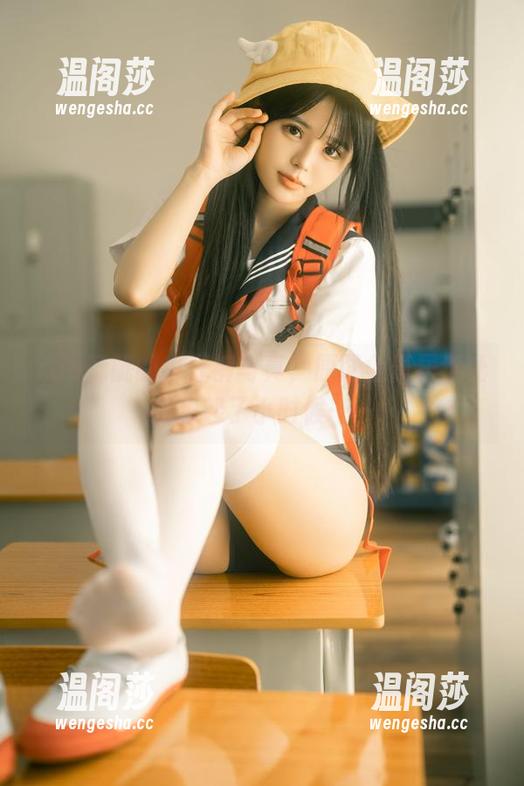 rua阮阮的牛仔裤写真，原图全景居然让我想起了小时候……