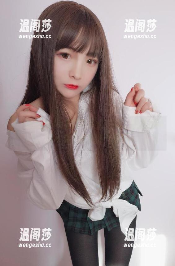古川kagura 古川kagura穿着黑亮连衣裙,裸足温婉,cos那个最新的气息啊~