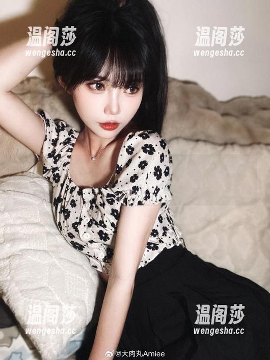 大肉丸Amiee 涂鸦纸上游泳的大肉丸Amiee,让我们享受无圣光泳池图包的乐趣!