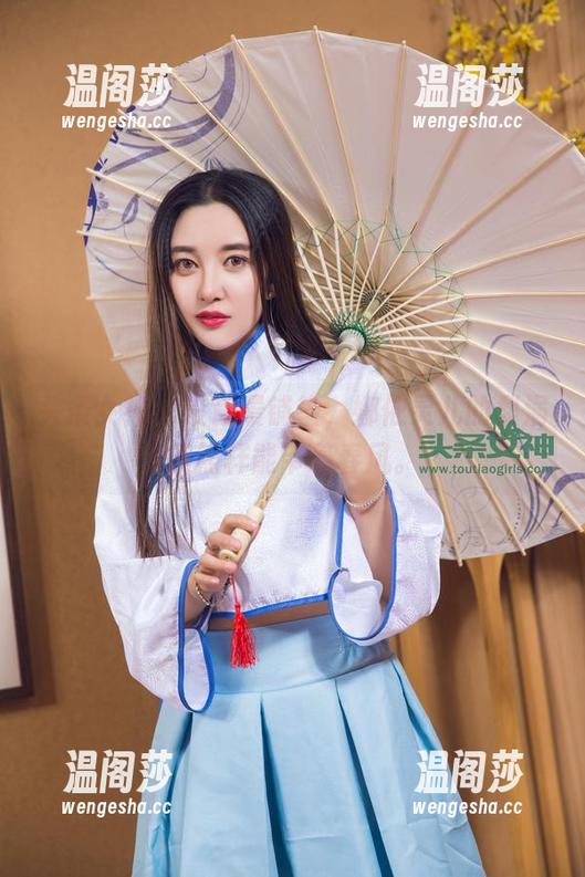 头条女神 - 没背景铺垫，娜依灵儿的梨涡笑照样能带着春风。