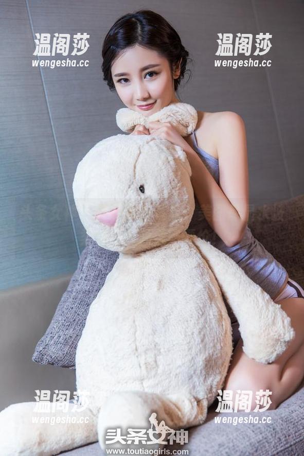 头条女神 - 尹菲泳池写真，美图尽显水波柔情，资源值回票价！