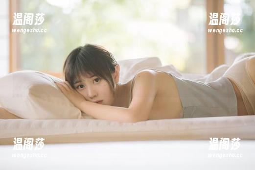 在泳池里，念雪ww好像也在“水中色”