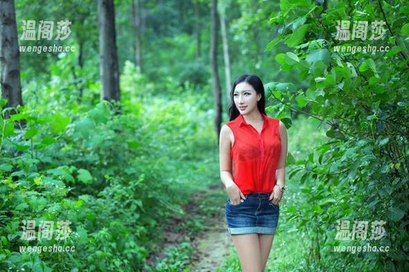 推女郎-艾栗栗 推女郎 - 艾栗栗的户外秀场:你确定这样会有人注意别的景吗?