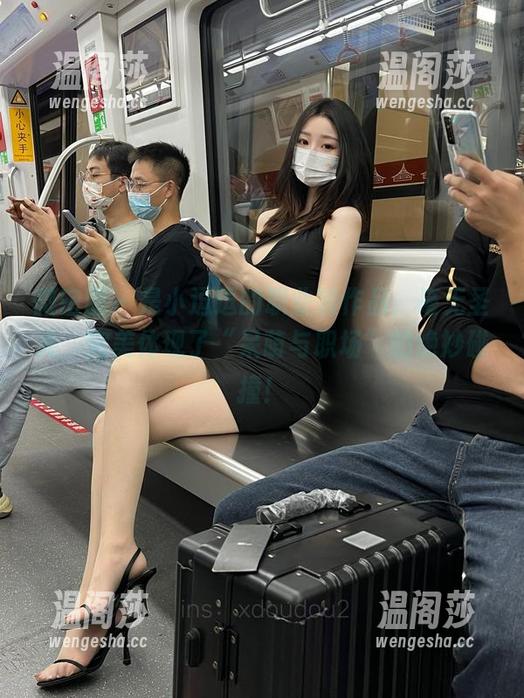 是小逗逗 微密圈 - 是小逗逗的职业装作品,毫无圣光,完美体现了“呆萌与职场”的绝妙碰撞!