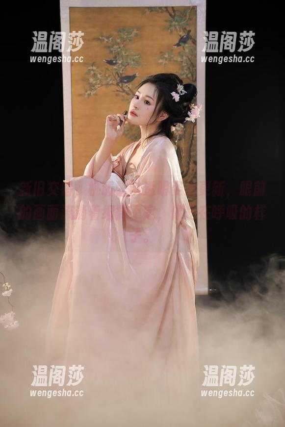 桃暖酱 新旧交错,桃暖酱以透明姿态更新,眼前的画面流淌着细微不定,像是在呼吸的样子。