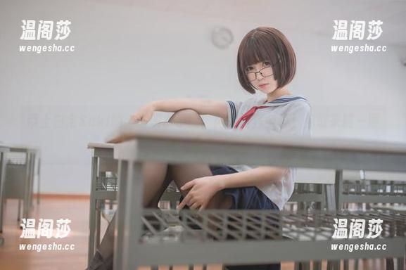 带上白金Saki的半透明水手服，网盘写真全开！你敢来瞄一眼吗？