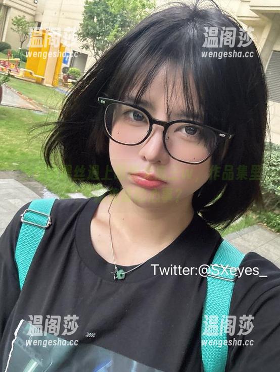 当包臀黑丝遇上眼酱大魔王w，作品集里藏着谁的心事？