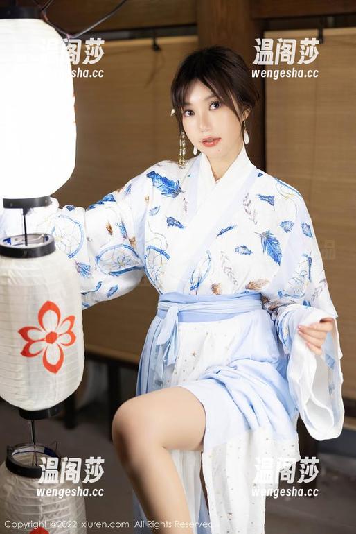 秀人网-summer宝宝 秀人网 - summer宝宝与她的牛仔裤作品,这肩头怪怪的,是风还是款式?