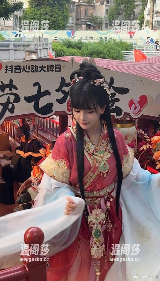 秋山AkI 秋山AkI的定制和服,穿得我突然想在樱花树下即兴表演科幻舞蹈,可能会吓坏路人…