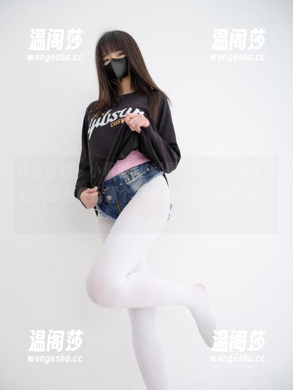 紧急企划 - 小枫的JK制服写真，一穿上就让人想起校园那个在走廊上晃荡的可爱身影。