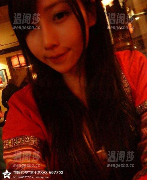 微密圈 - 紫色哒豚豚最新美脚资源，简直让人心中小鹿乱撞，还好没摔倒。