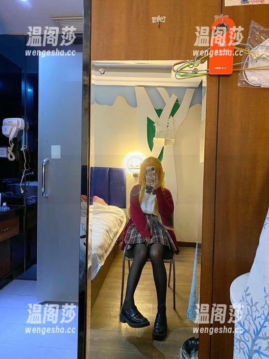 芋圆侑子 短裙与芋圆侑子的墙上碰撞:写真与壁纸的完美结合。