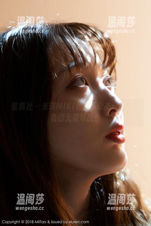 蜜桃社 - 米琪MIKI私拍新动态：美脚代表的无限可能！