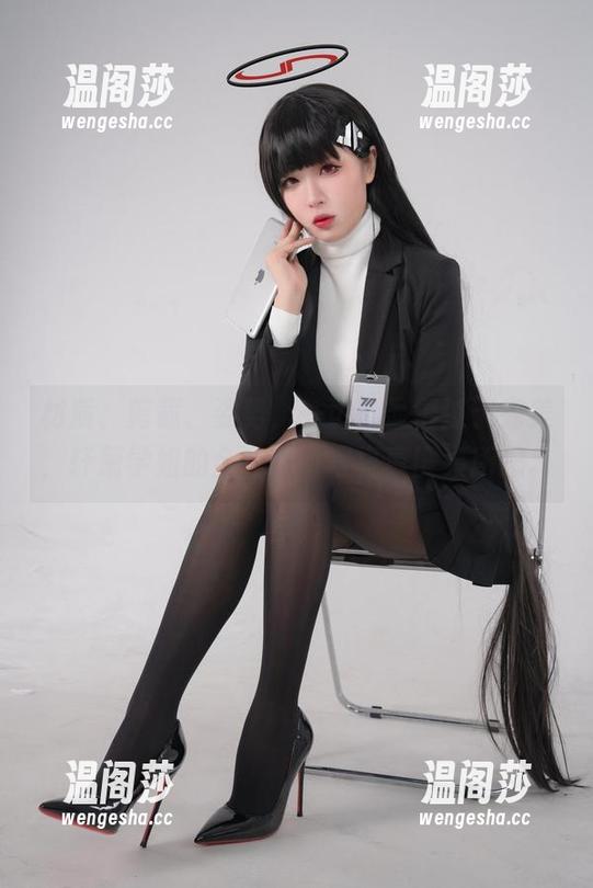 材质、剪裁、姿势，一切都显得过于完美，轩萧学姐的全套吊带写真真匪夷所思。