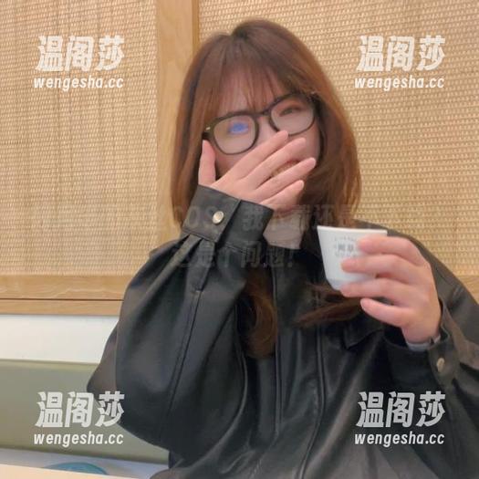 闪月半 闪月半的灰丝COS:我下载还是不下载?这是个问题!