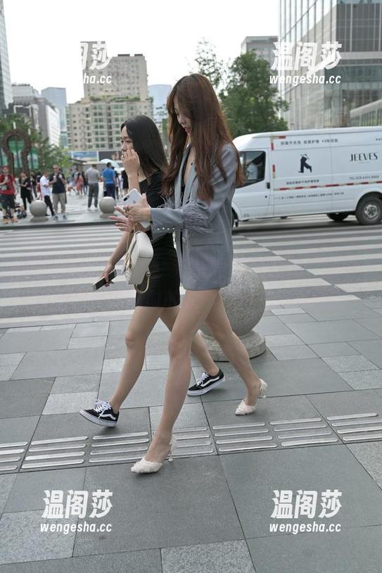 魔镜街拍-婷婷 魔镜街拍 - 图集:婷婷黑丝OL日常,谁能拒绝思考工作时的腿部美景?下载随意